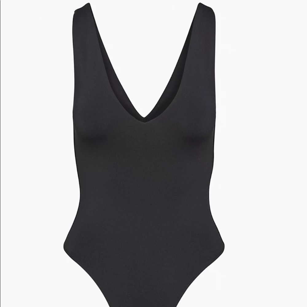 Aritzia babaton contour v neck bodysuit